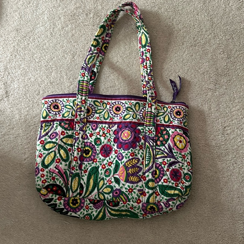Vera Bradley tote with zipper